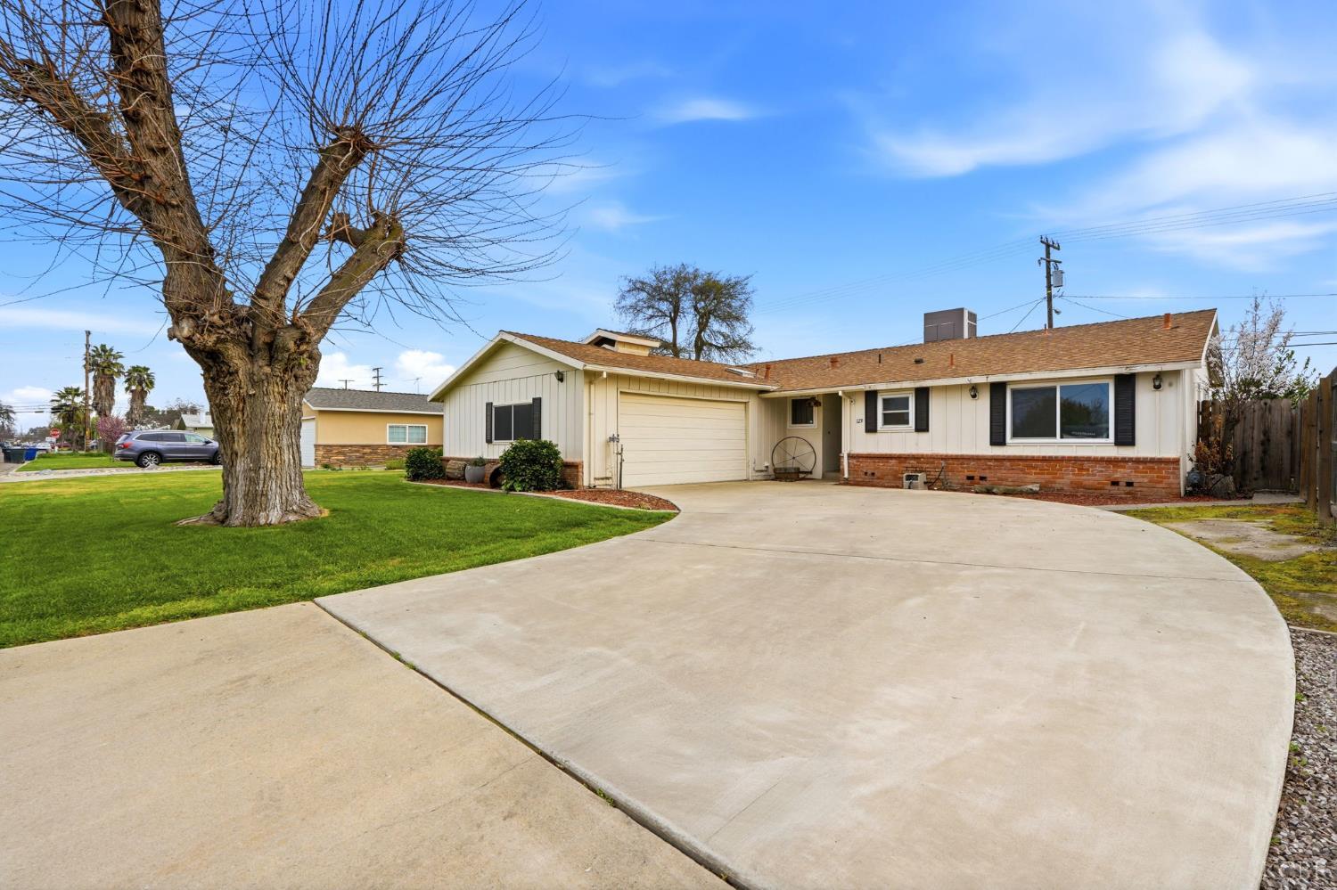 129 W Terrace Dr, Hanford, CA 93230