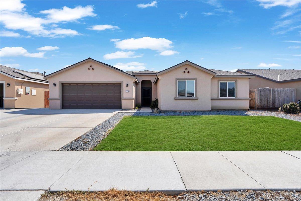 2439 Madeline Dr, Hanford, CA 93230