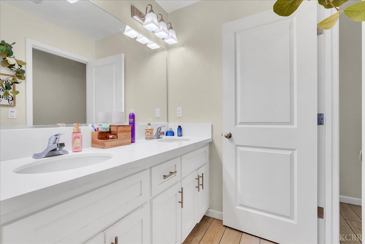 2439 Madeline Dr, Hanford, CA 93230