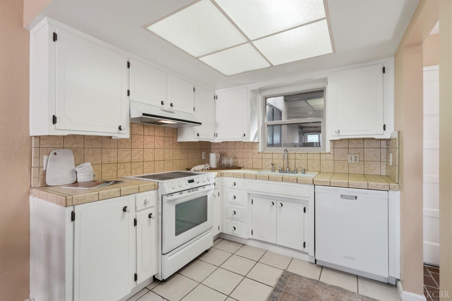 1142 N Gem St, Tulare, CA 93274