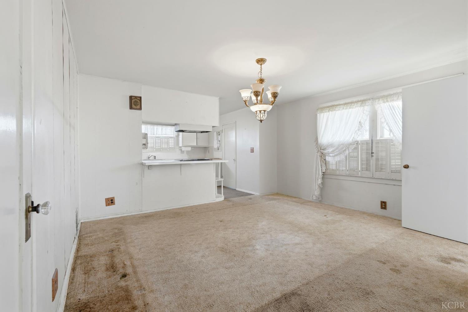 8 C St, Lemoore, CA 93245