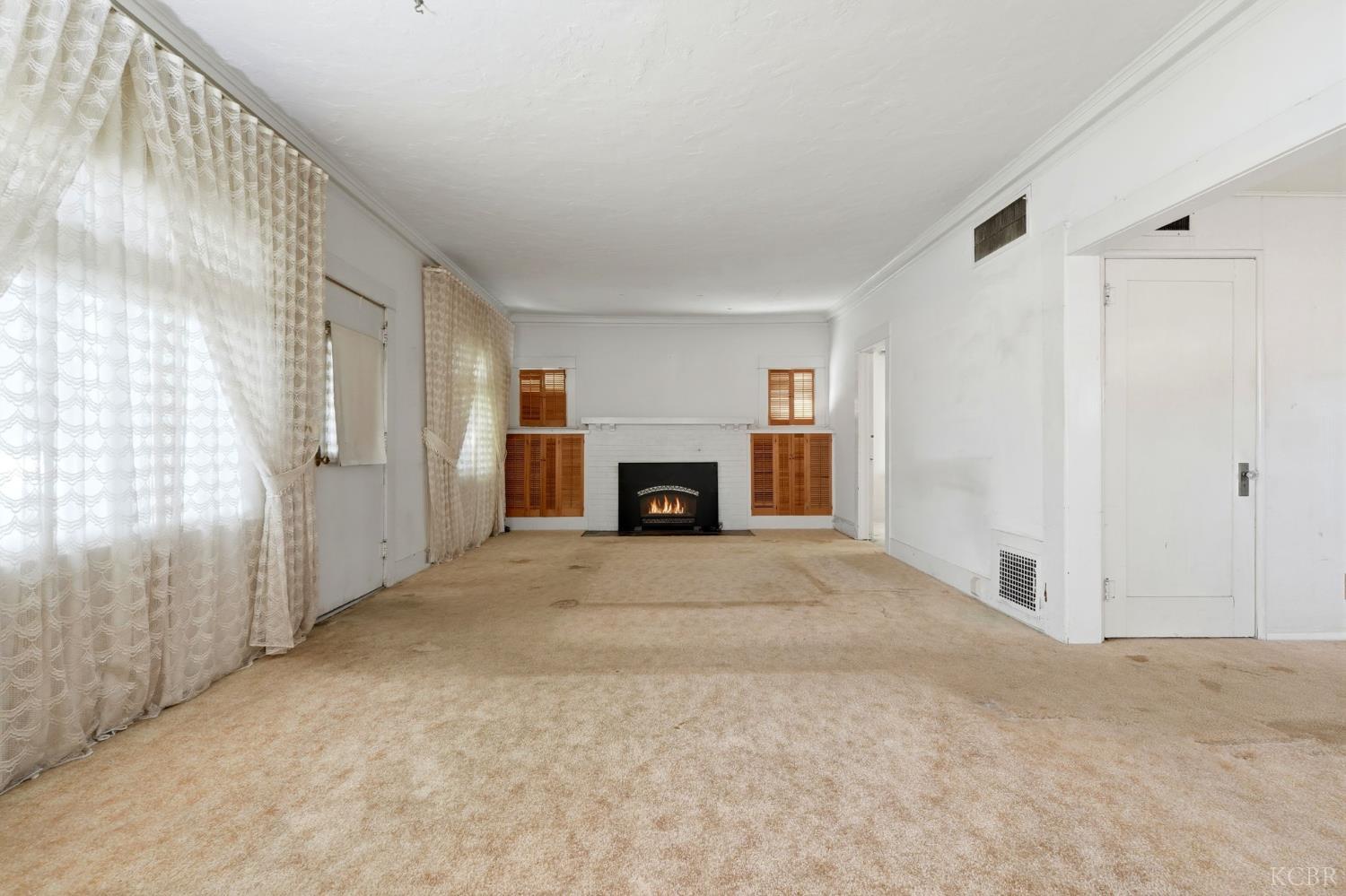 8 C St, Lemoore, CA 93245