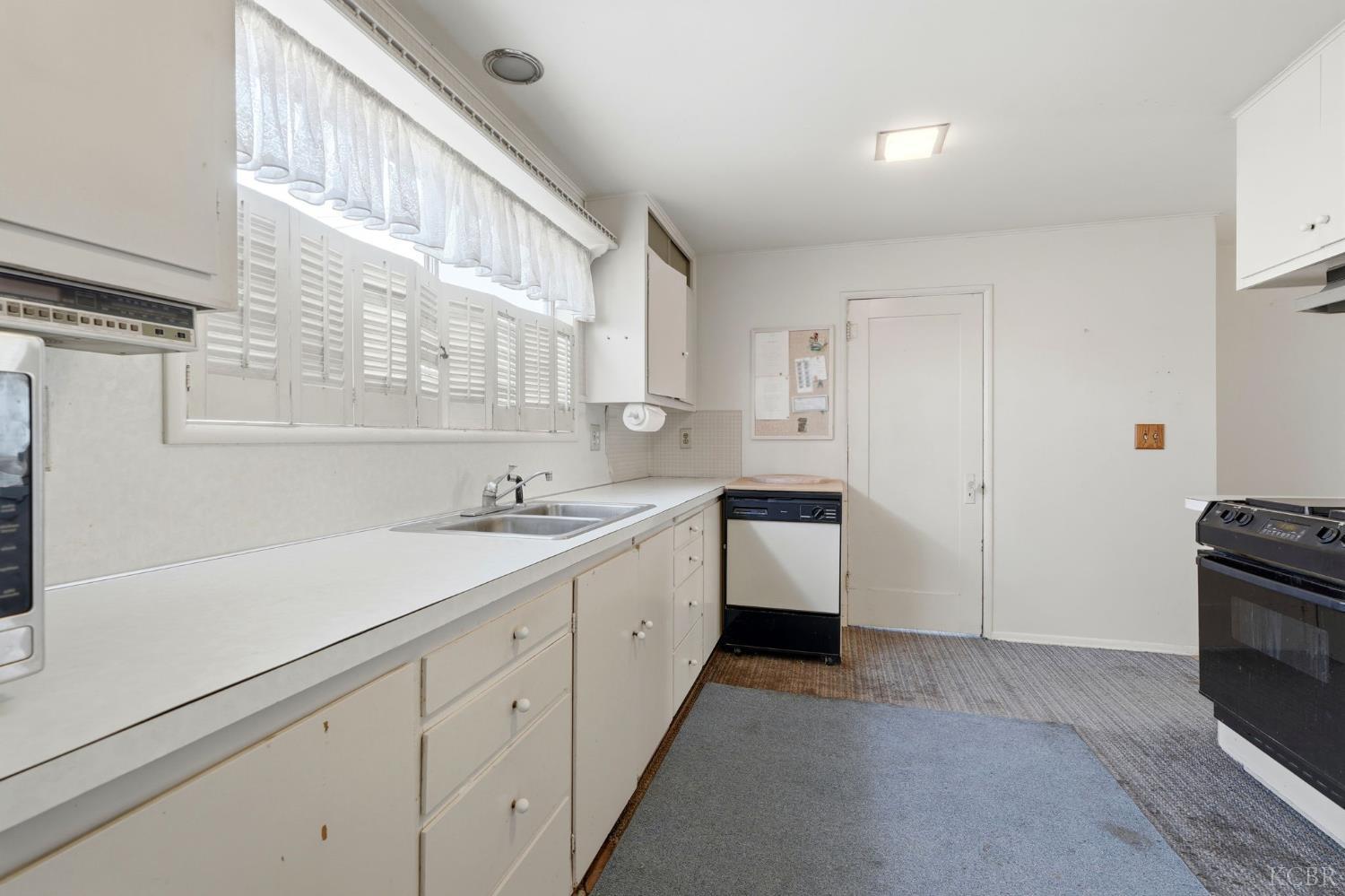 8 C St, Lemoore, CA 93245