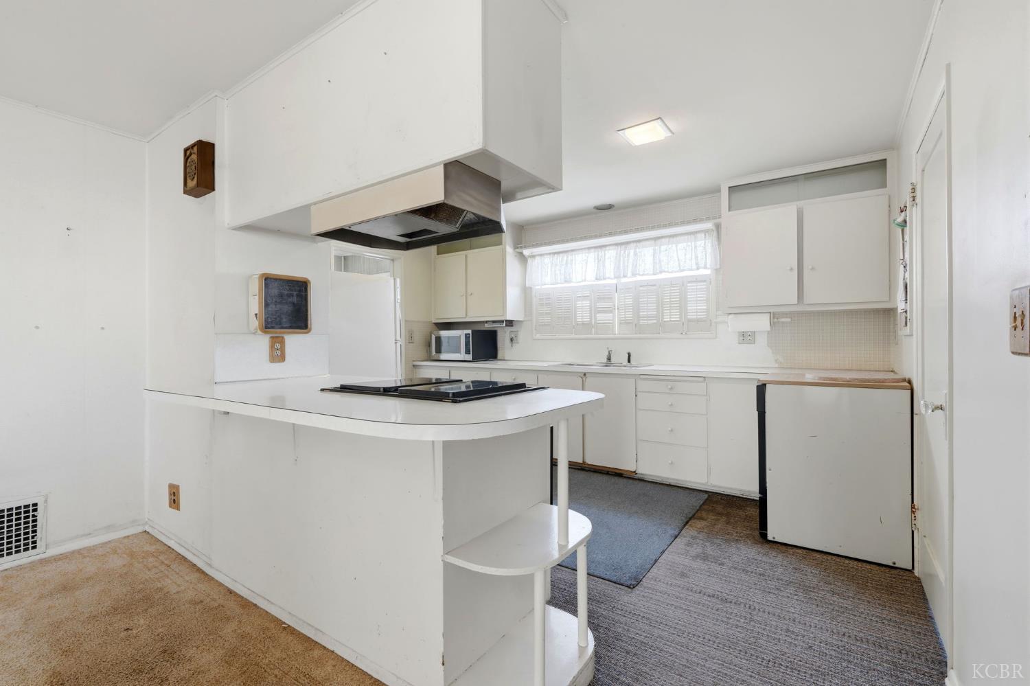 8 C St, Lemoore, CA 93245