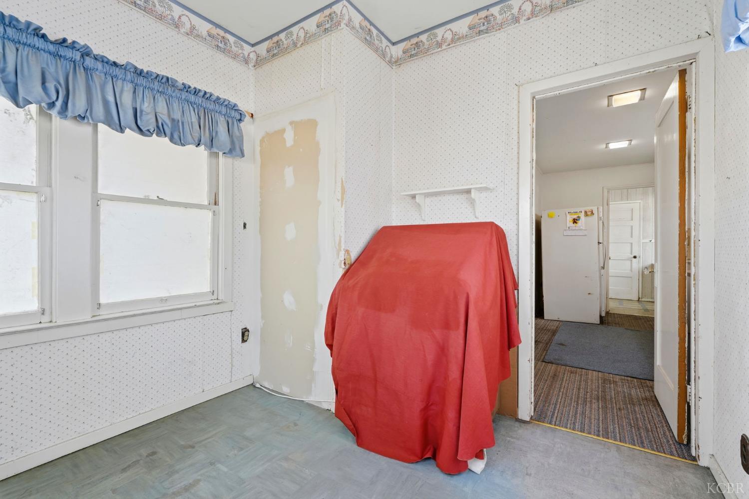 8 C St, Lemoore, CA 93245