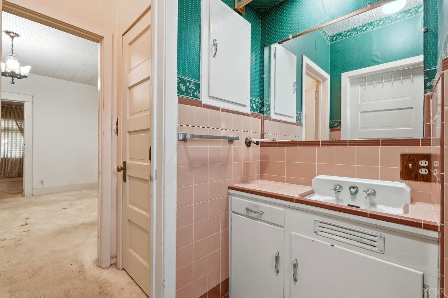 8 C St, Lemoore, CA 93245