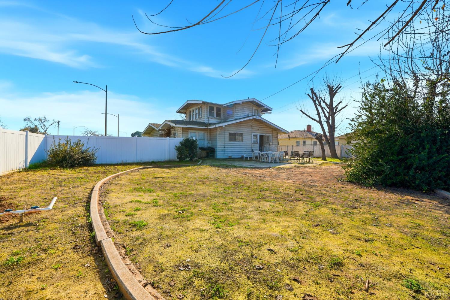 8 C St, Lemoore, CA 93245