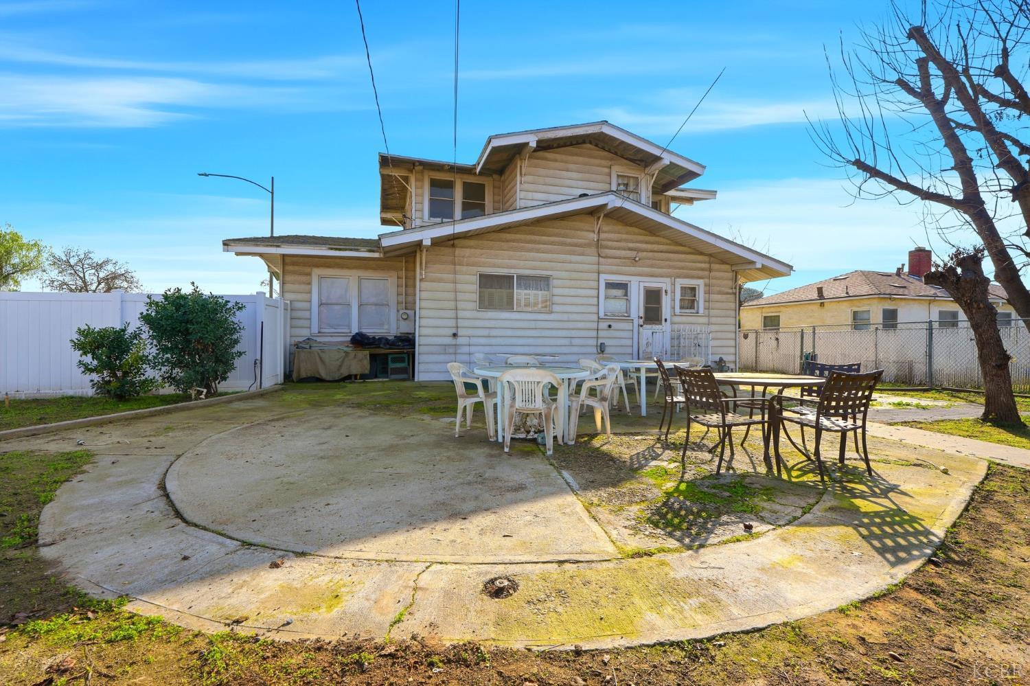 8 C St, Lemoore, CA 93245