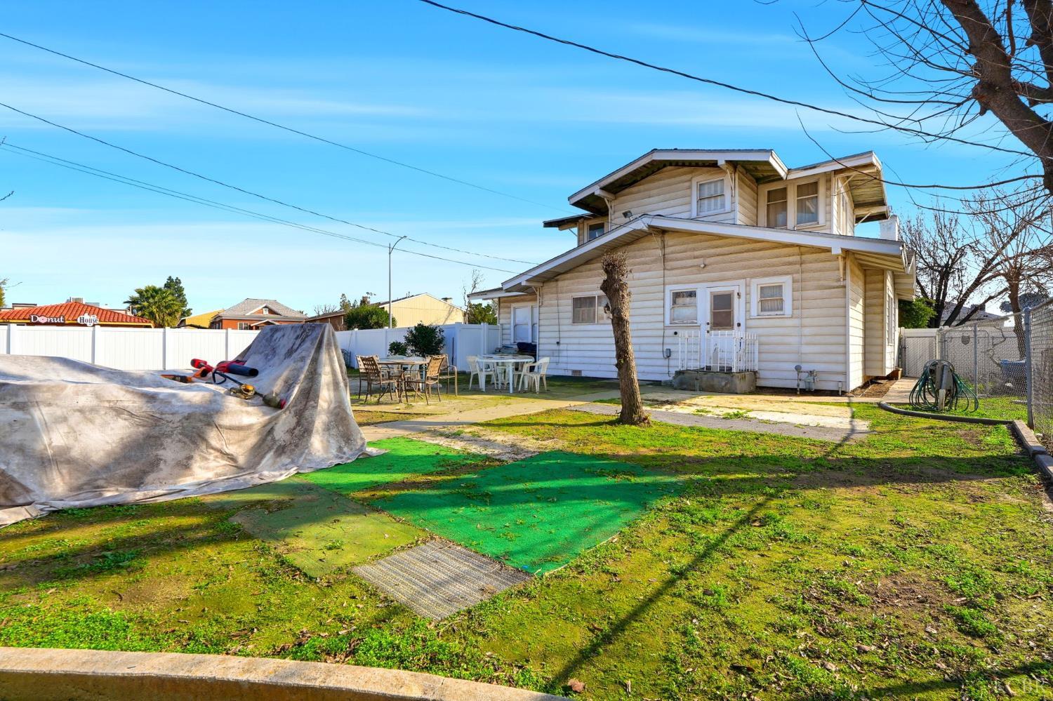 8 C St, Lemoore, CA 93245