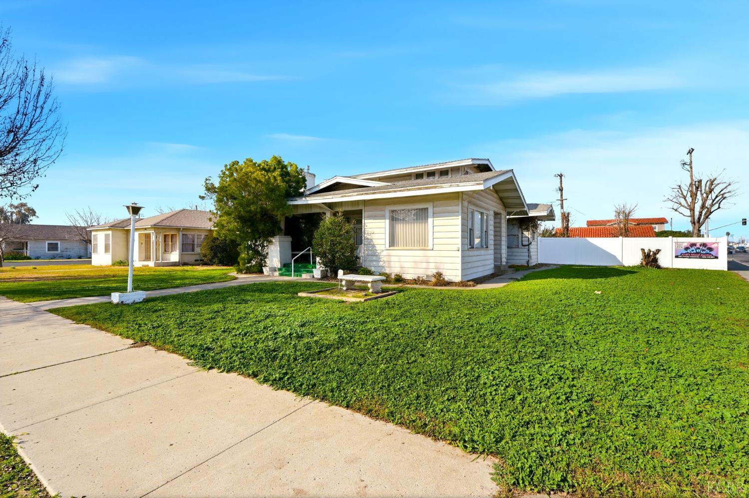 8 C St, Lemoore, CA 93245