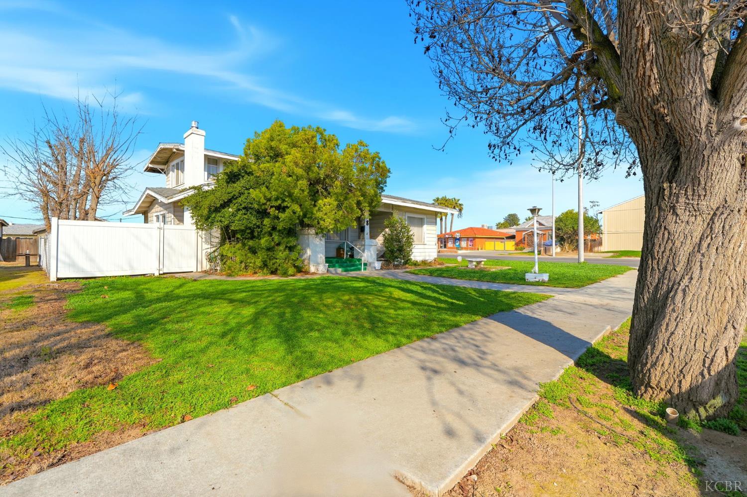 8 C St, Lemoore, CA 93245