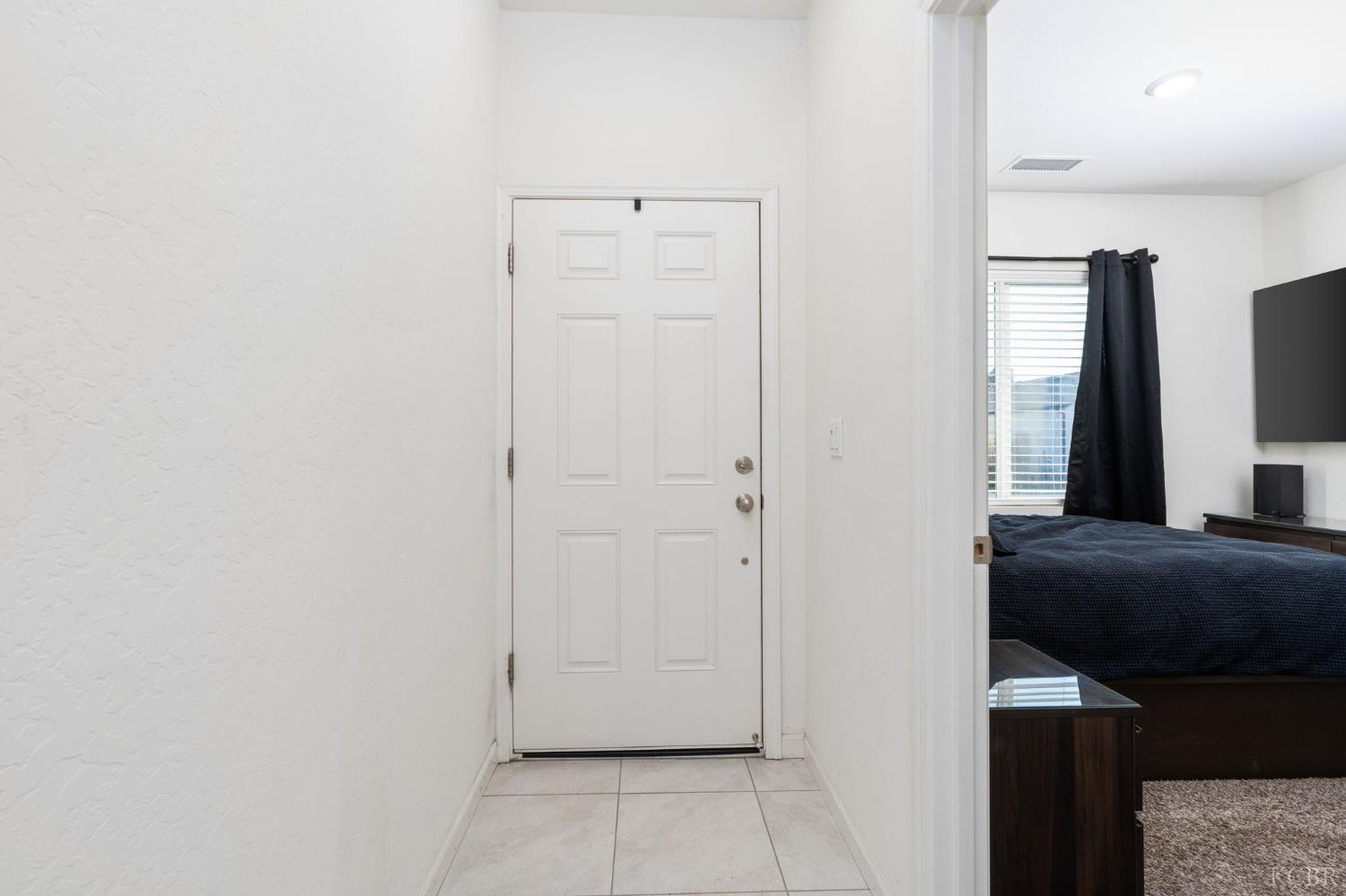 566 Green Ln, Lemoore, CA 93245