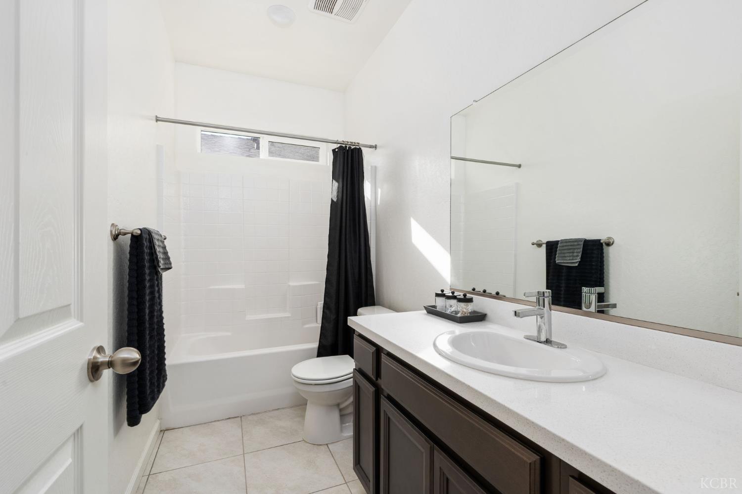 566 Green Ln, Lemoore, CA 93245