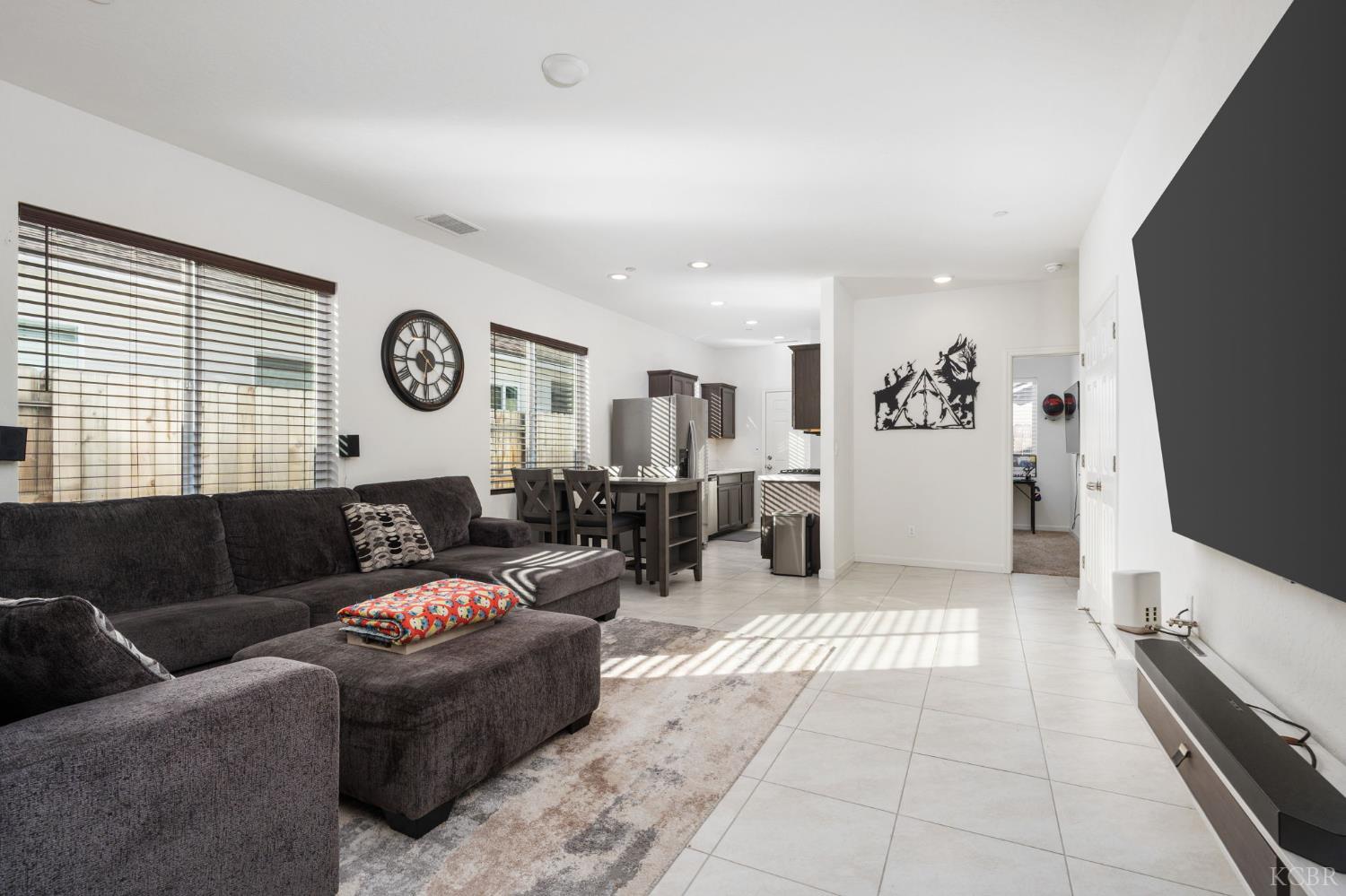 566 Green Ln, Lemoore, CA 93245