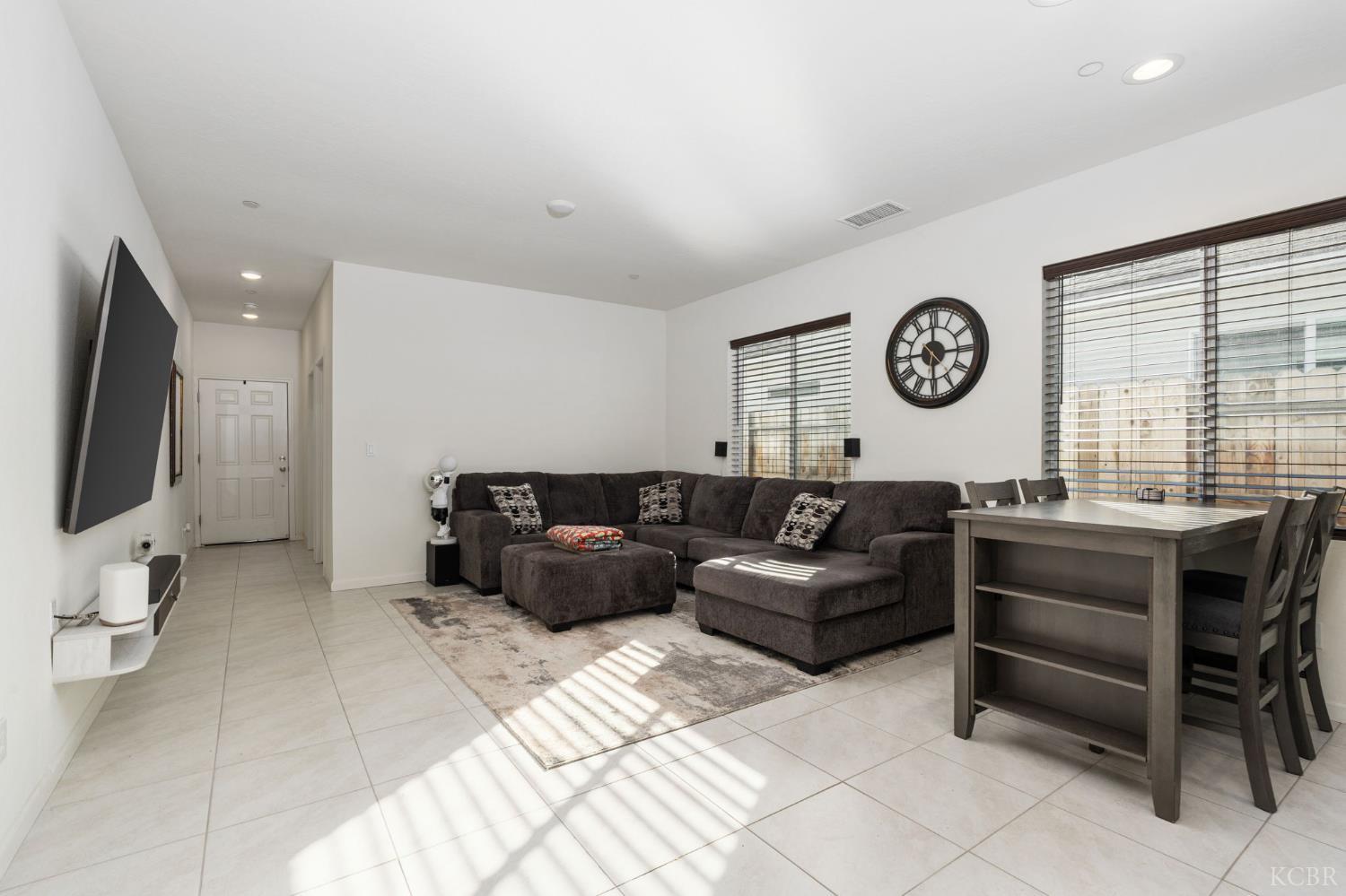 566 Green Ln, Lemoore, CA 93245