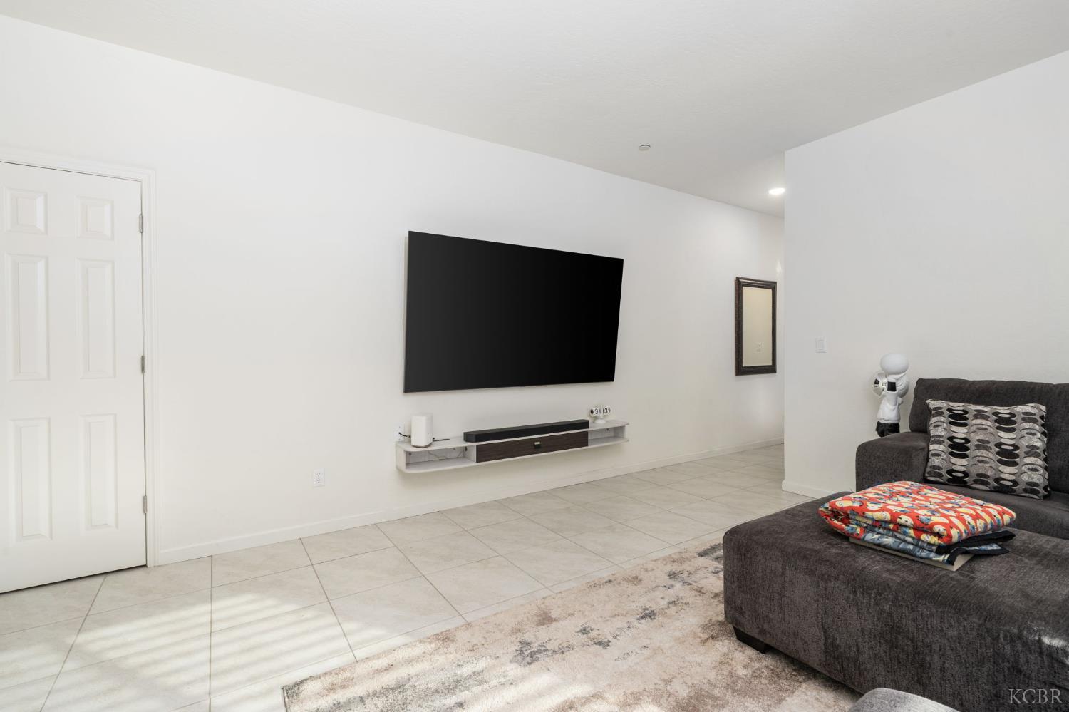 566 Green Ln, Lemoore, CA 93245