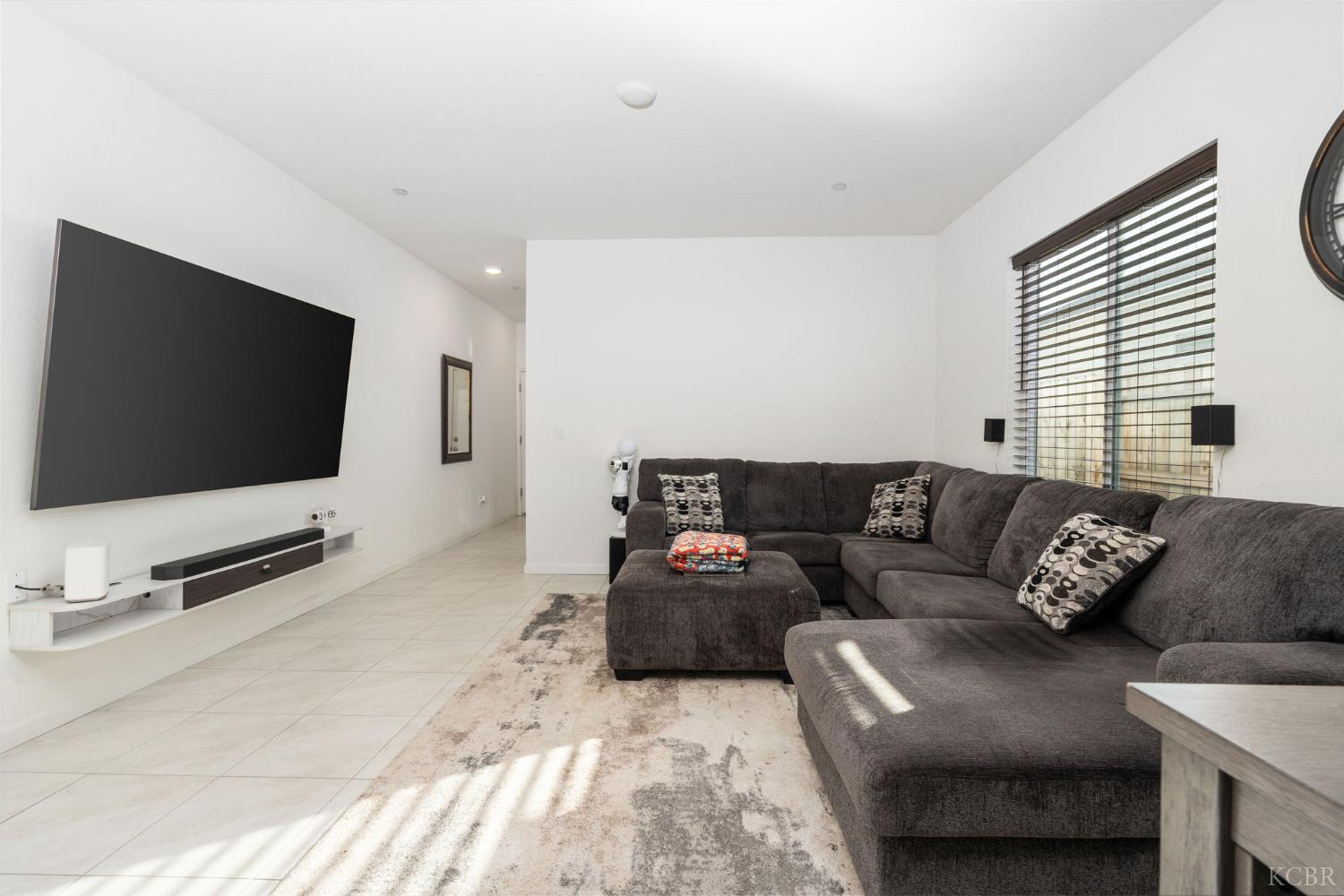 566 Green Ln, Lemoore, CA 93245