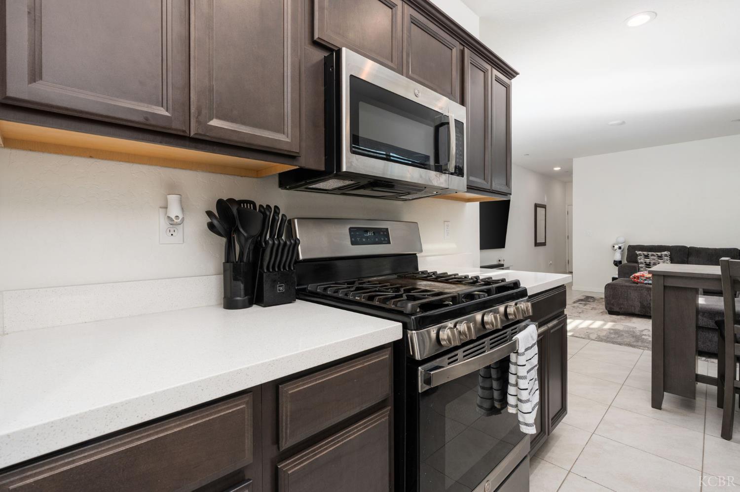 566 Green Ln, Lemoore, CA 93245