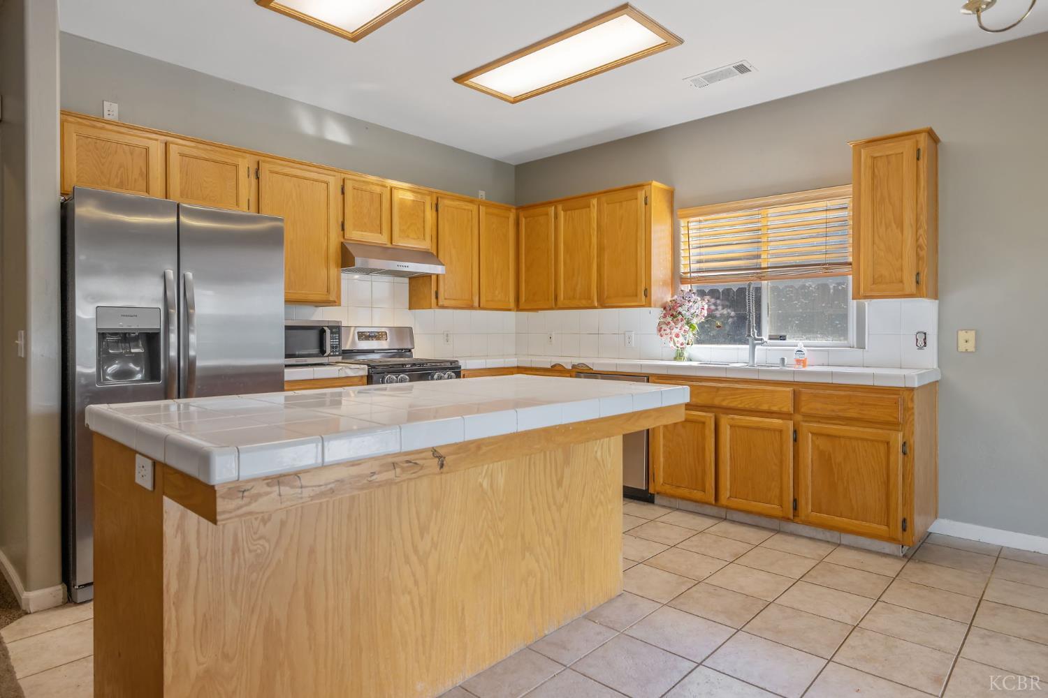 741 Bender Ct, Tulare, CA 93274