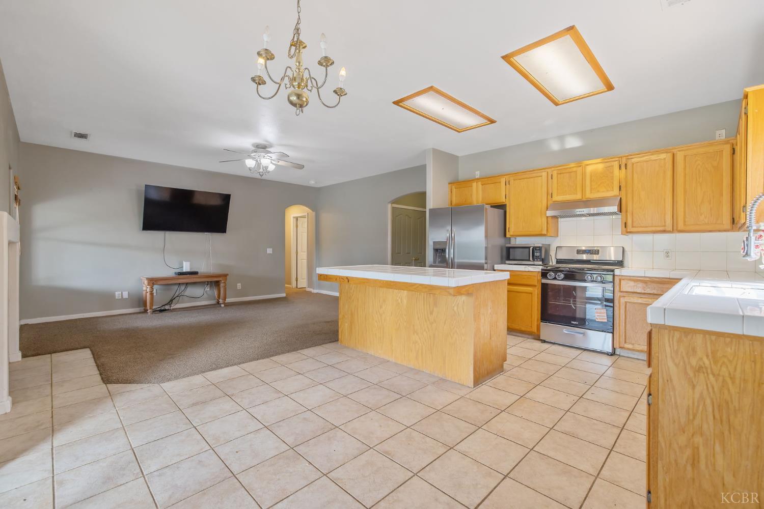 741 Bender Ct, Tulare, CA 93274