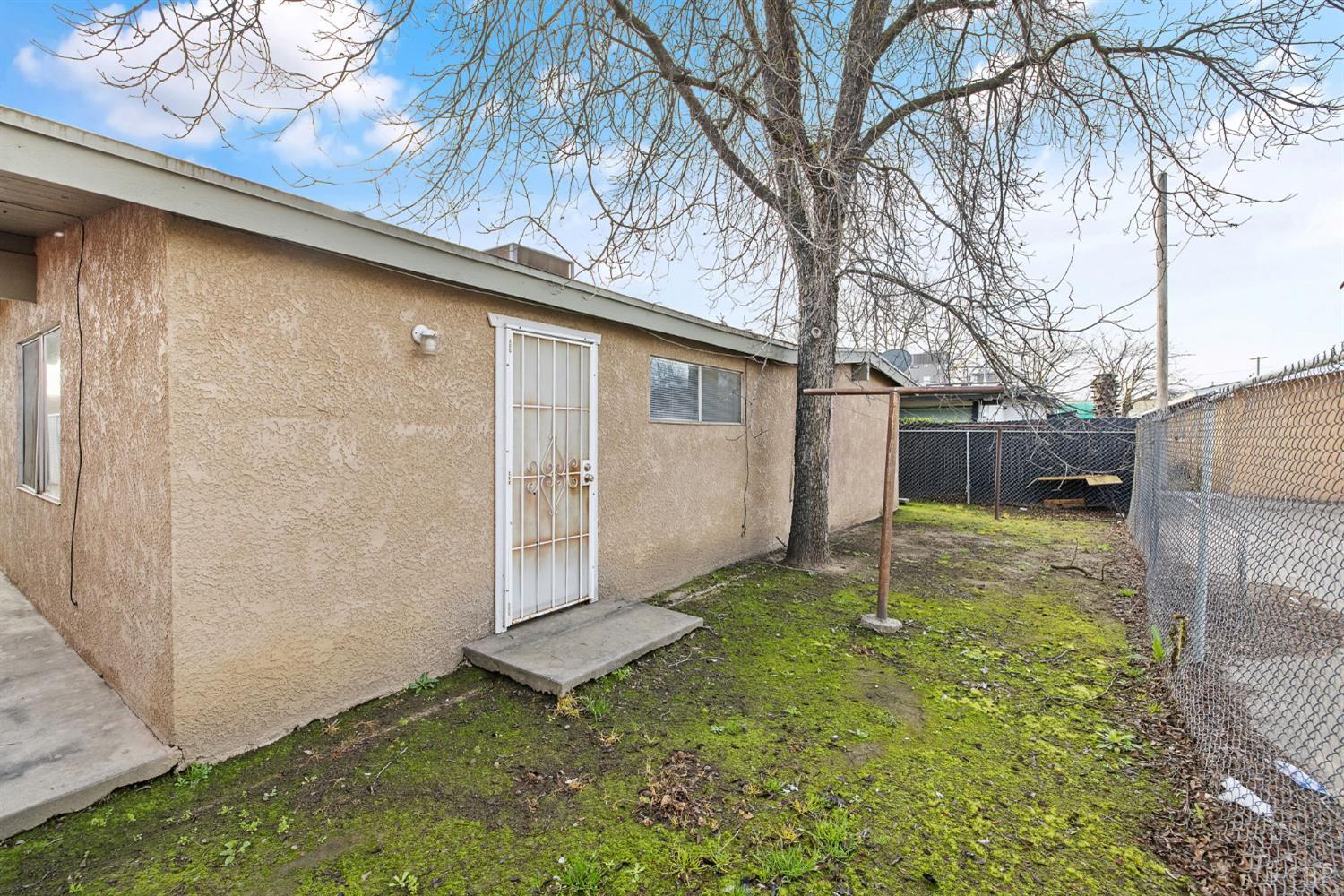1804 N 11th Ave, Hanford, CA 93230