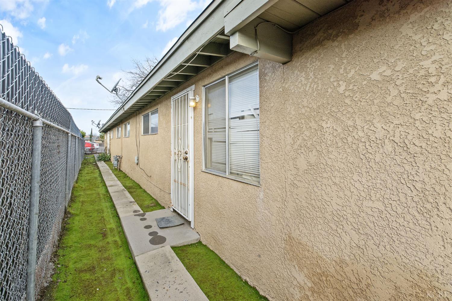 1804 N 11th Ave, Hanford, CA 93230