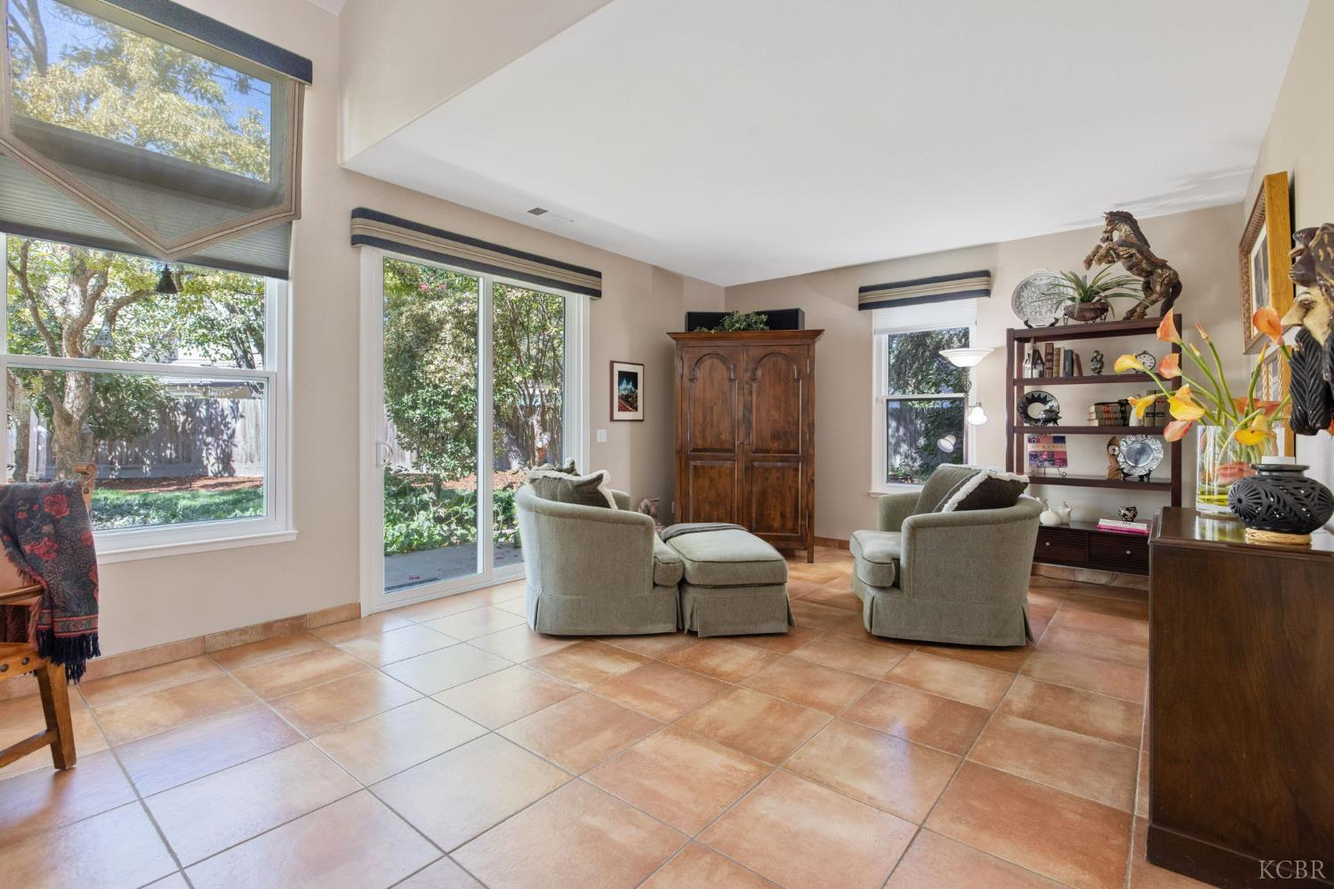 6030 W Country Ct, Visalia, CA 93277