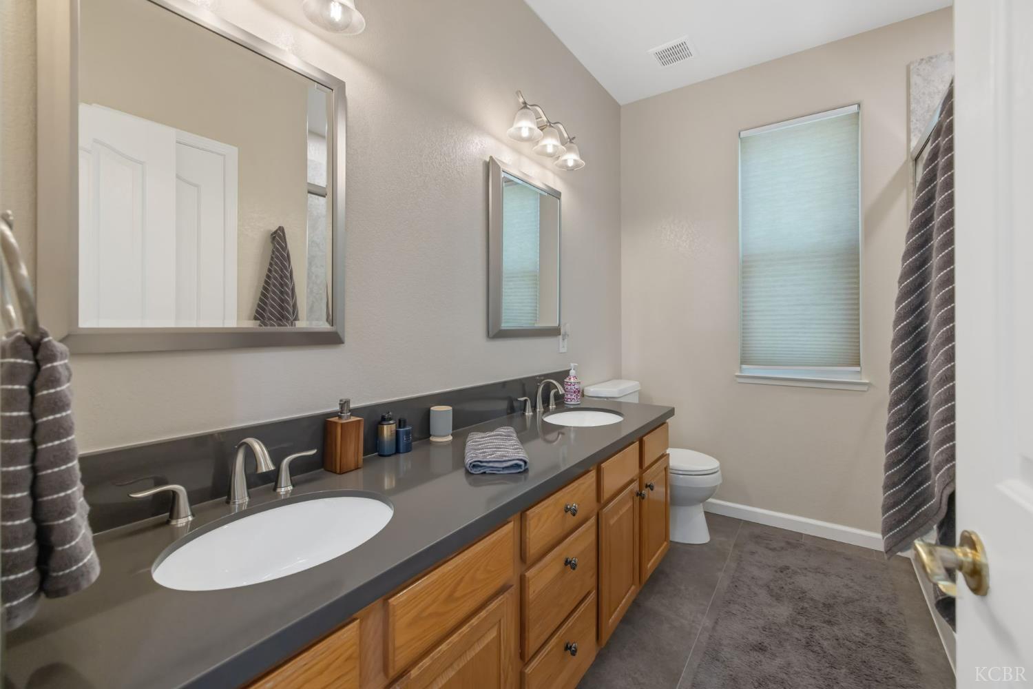 6030 W Country Ct, Visalia, CA 93277