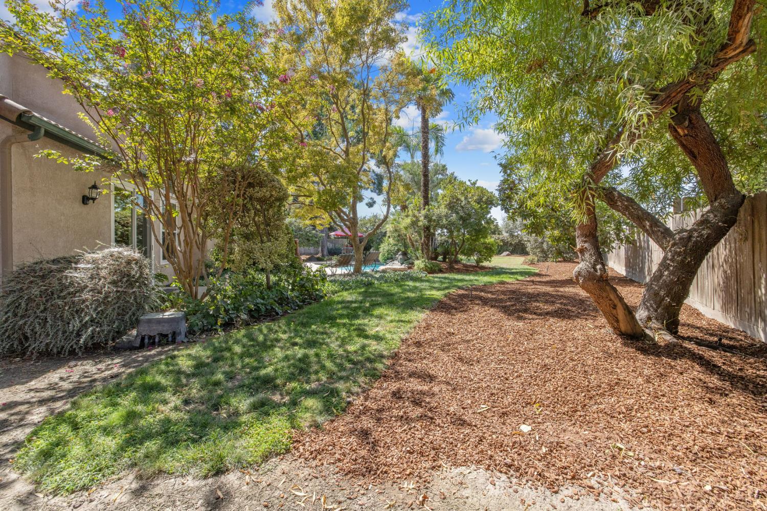 6030 W Country Ct, Visalia, CA 93277