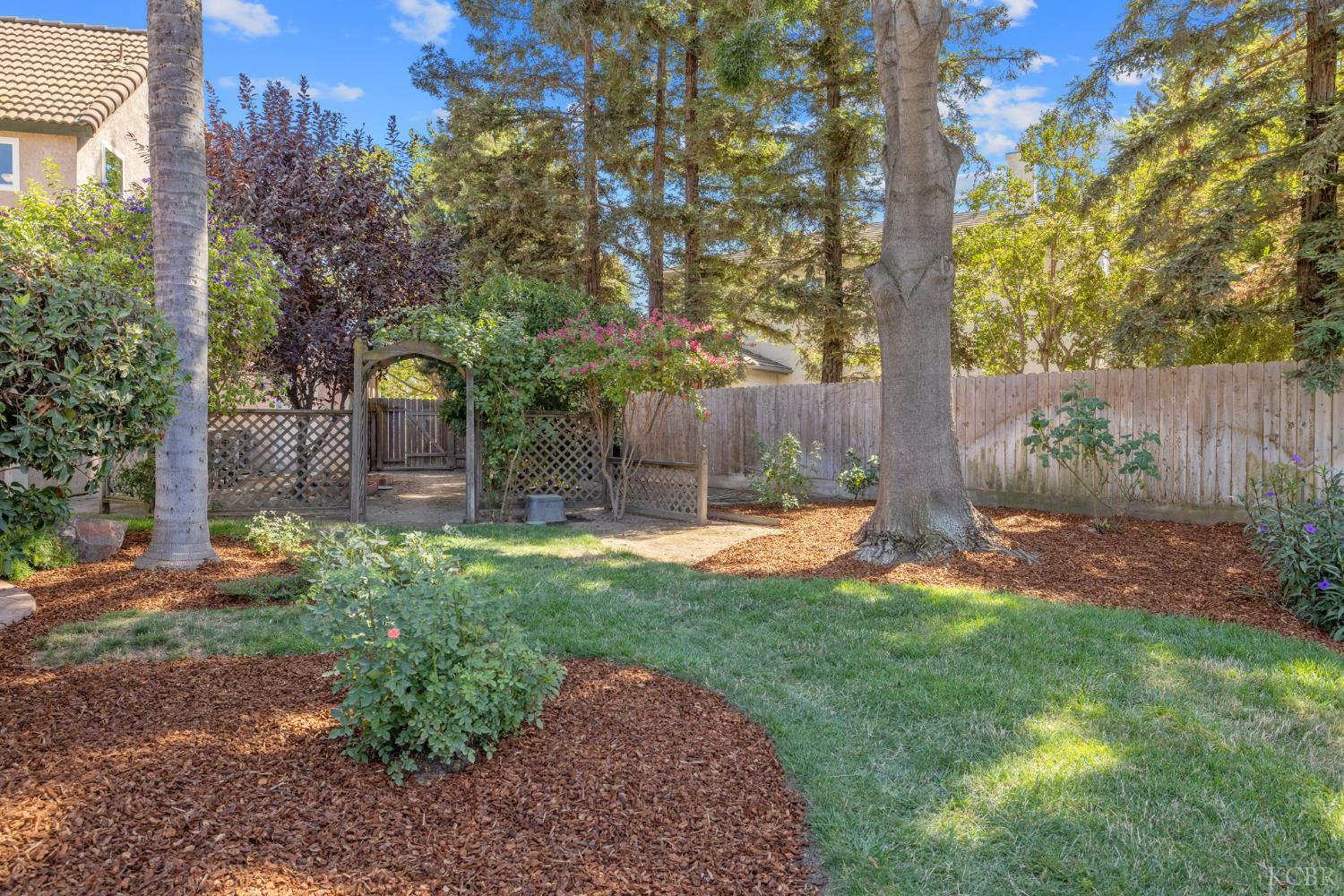 6030 W Country Ct, Visalia, CA 93277