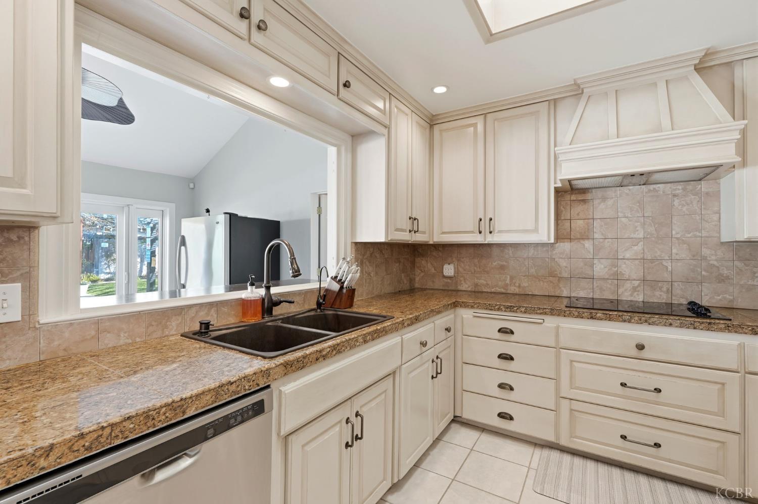 388 Timberline Ct, Hanford, CA 93230