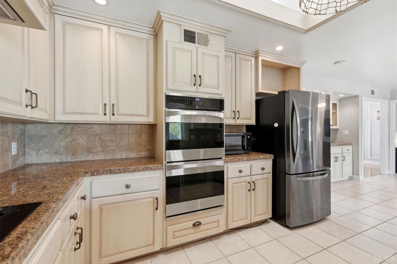 388 Timberline Ct, Hanford, CA 93230