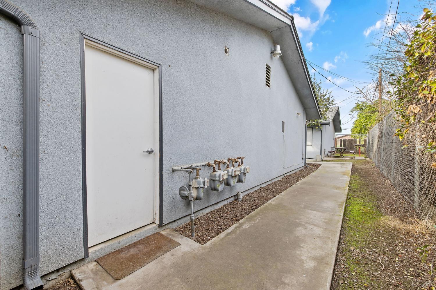 310 Center St, Hanford, CA 93230