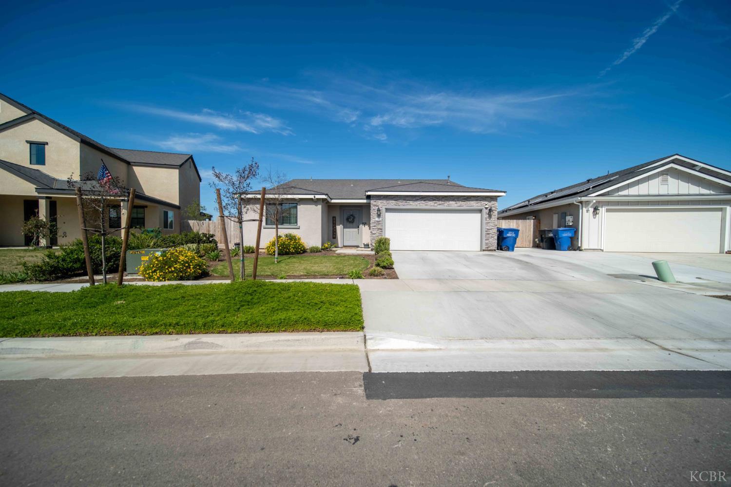 1360 W Angus Ct, Hanford, CA 93230