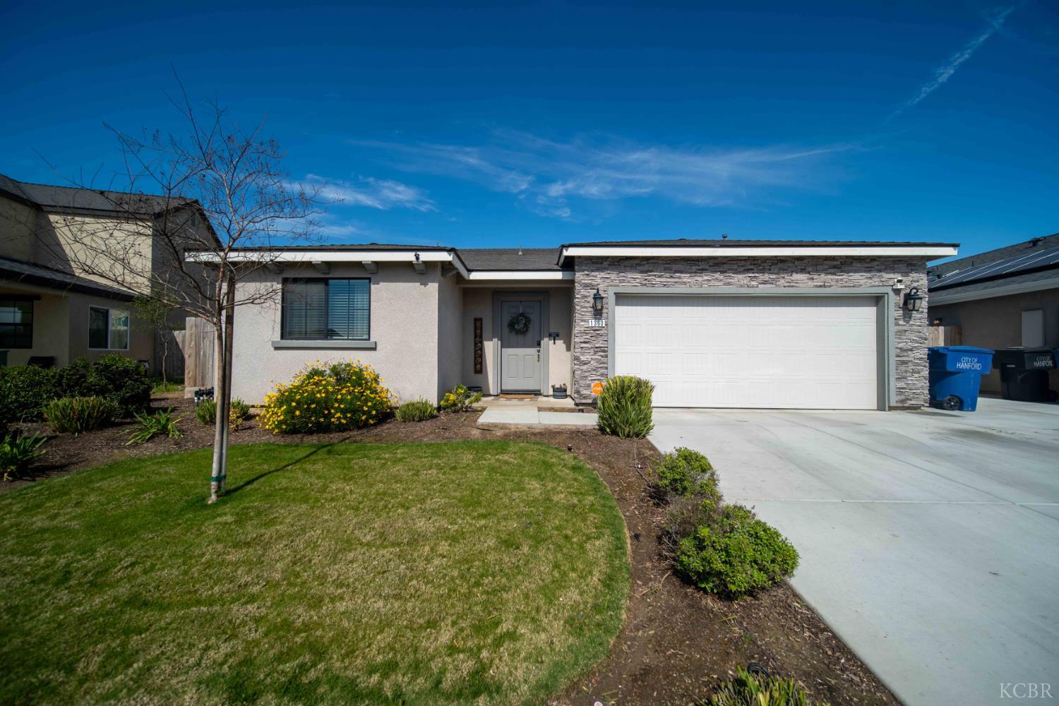 1360 W Angus Ct, Hanford, CA 93230