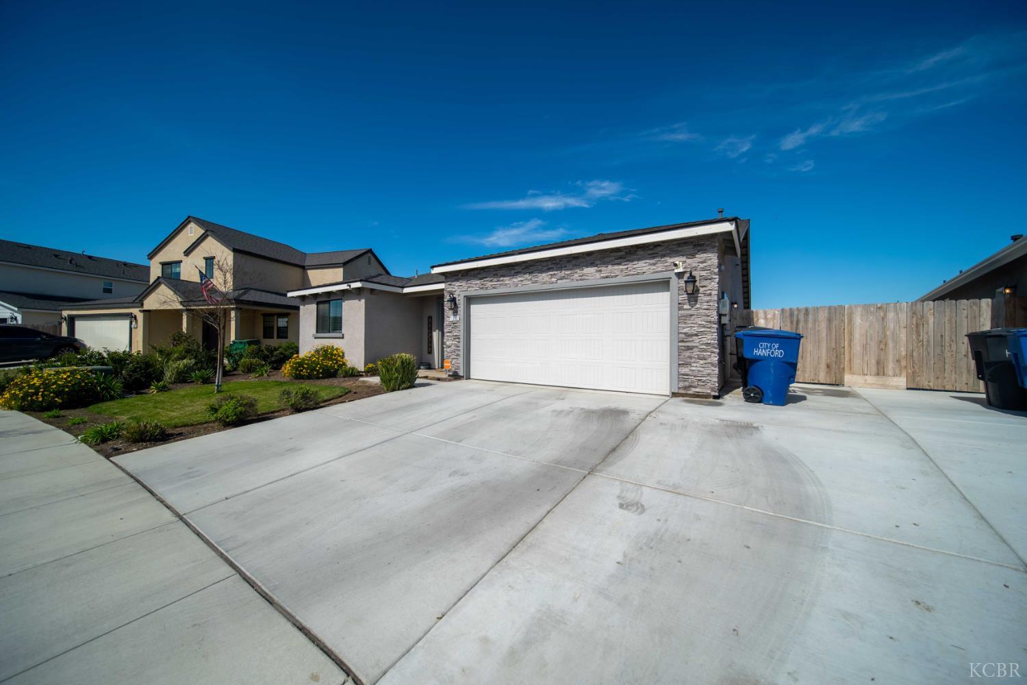 1360 W Angus Ct, Hanford, CA 93230