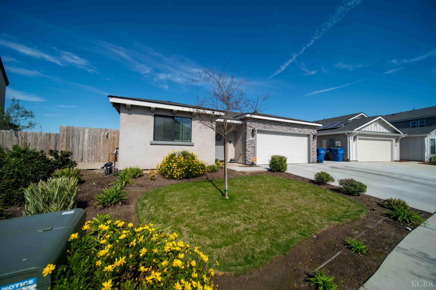 1360 W Angus Ct, Hanford, CA 93230