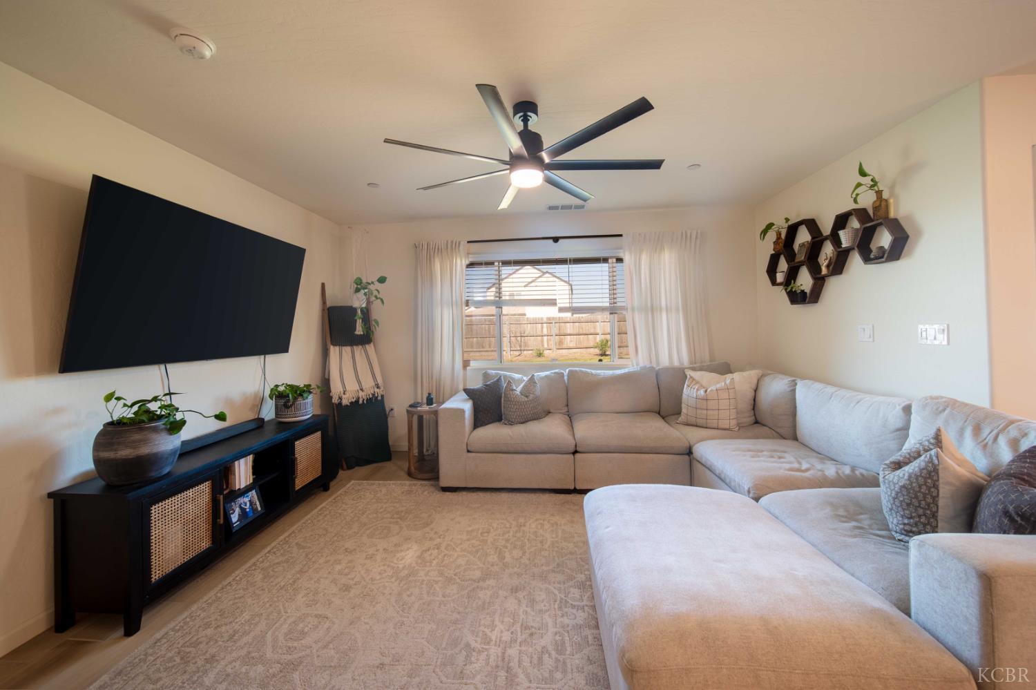 1360 W Angus Ct, Hanford, CA 93230