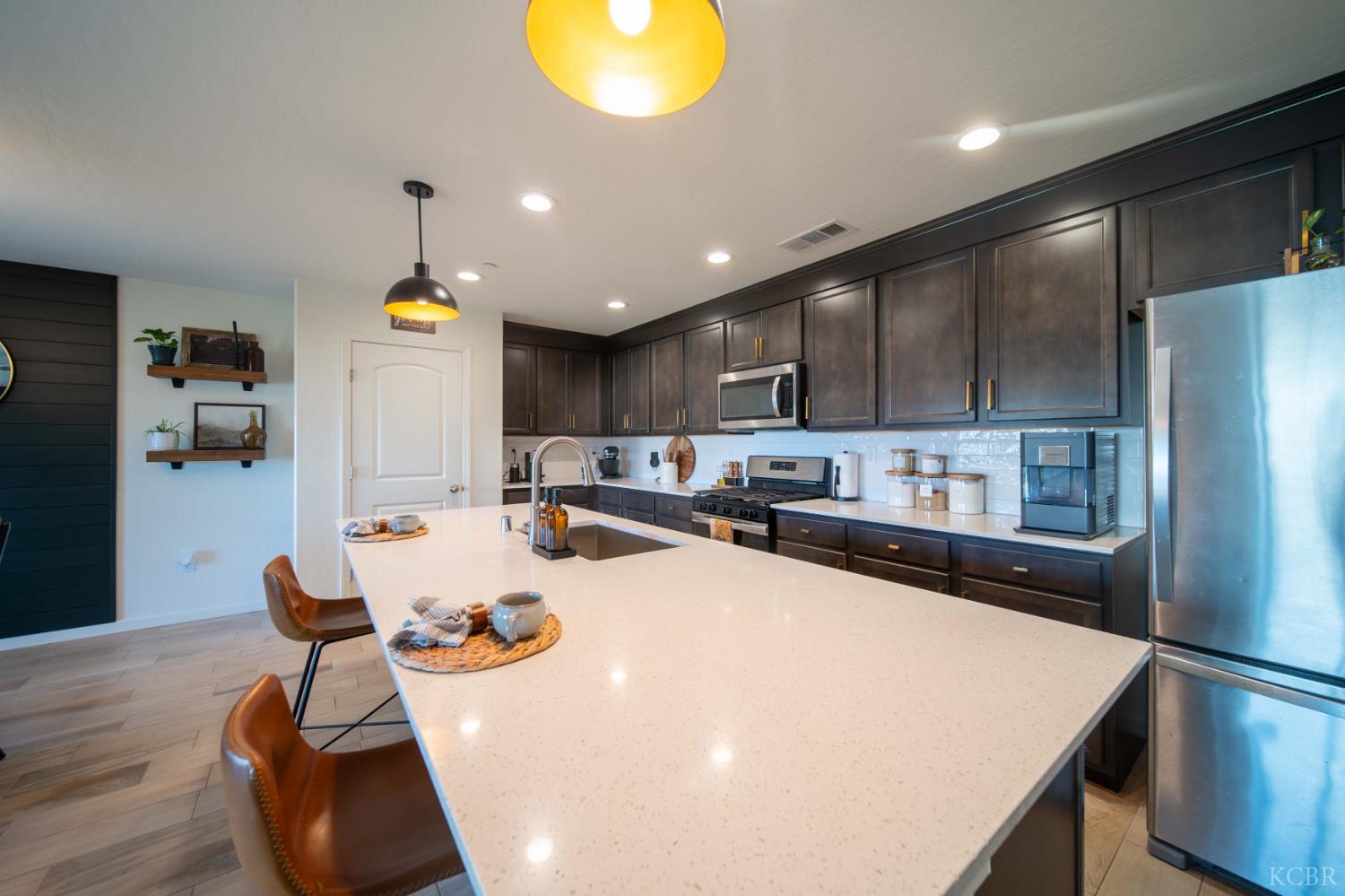 1360 W Angus Ct, Hanford, CA 93230