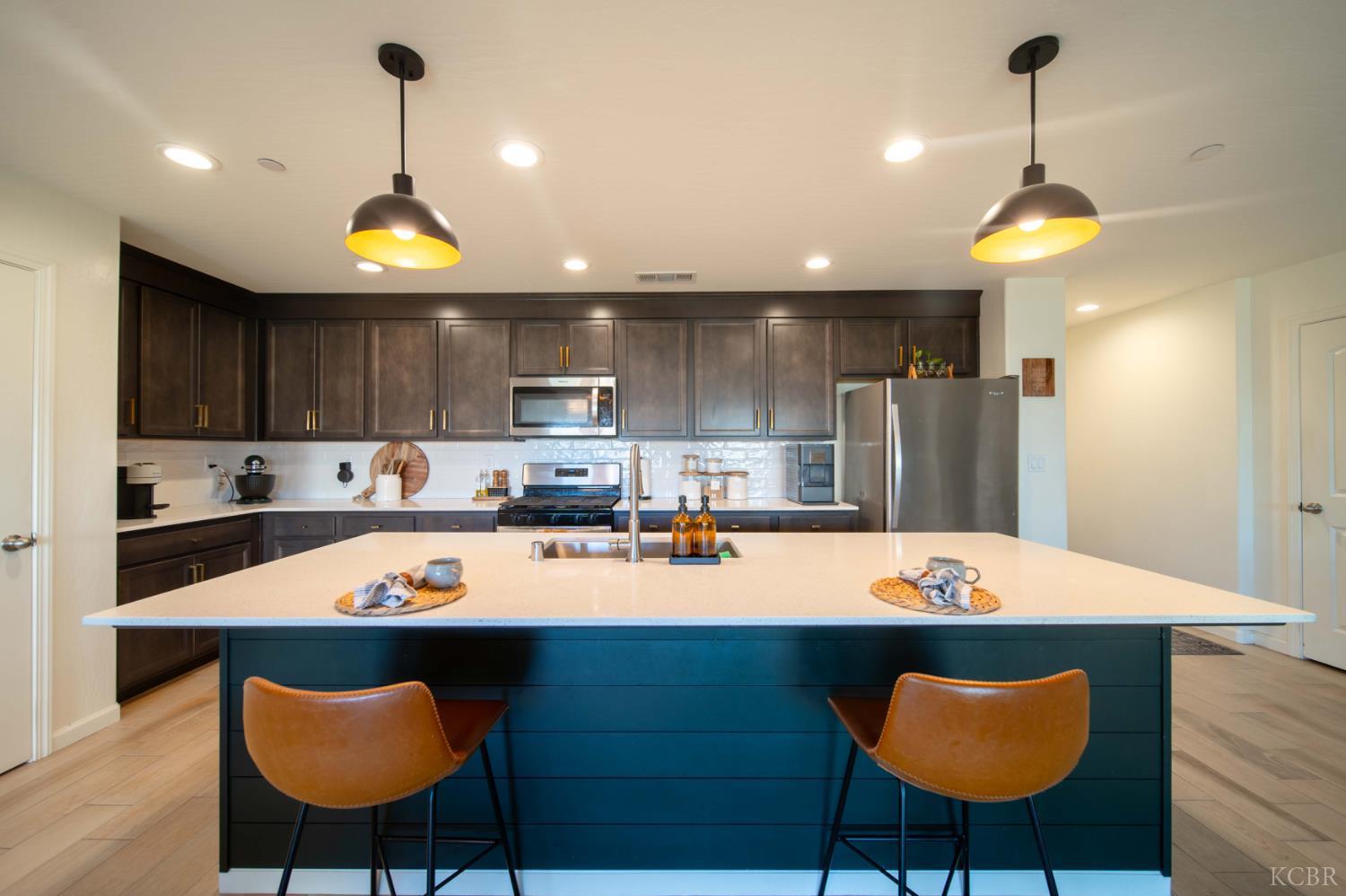 1360 W Angus Ct, Hanford, CA 93230