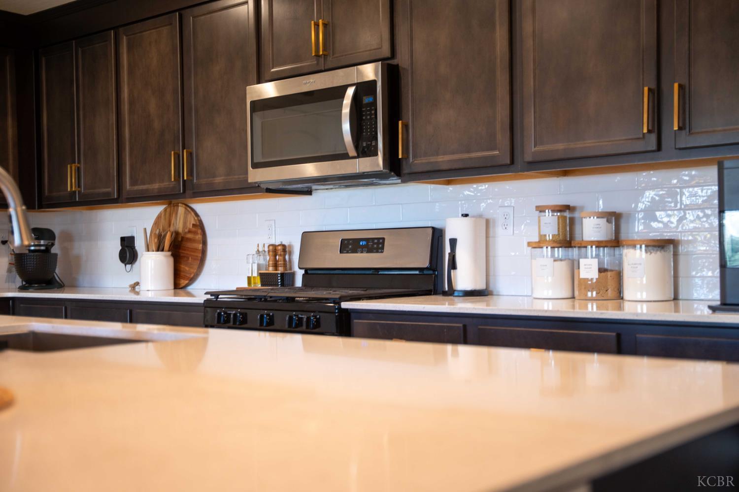 1360 W Angus Ct, Hanford, CA 93230