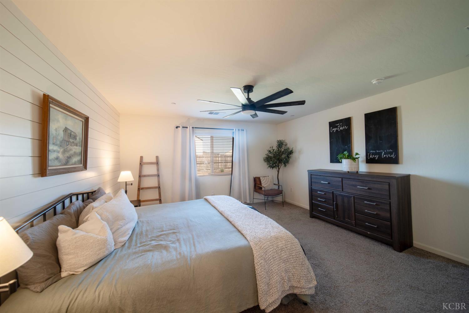 1360 W Angus Ct, Hanford, CA 93230