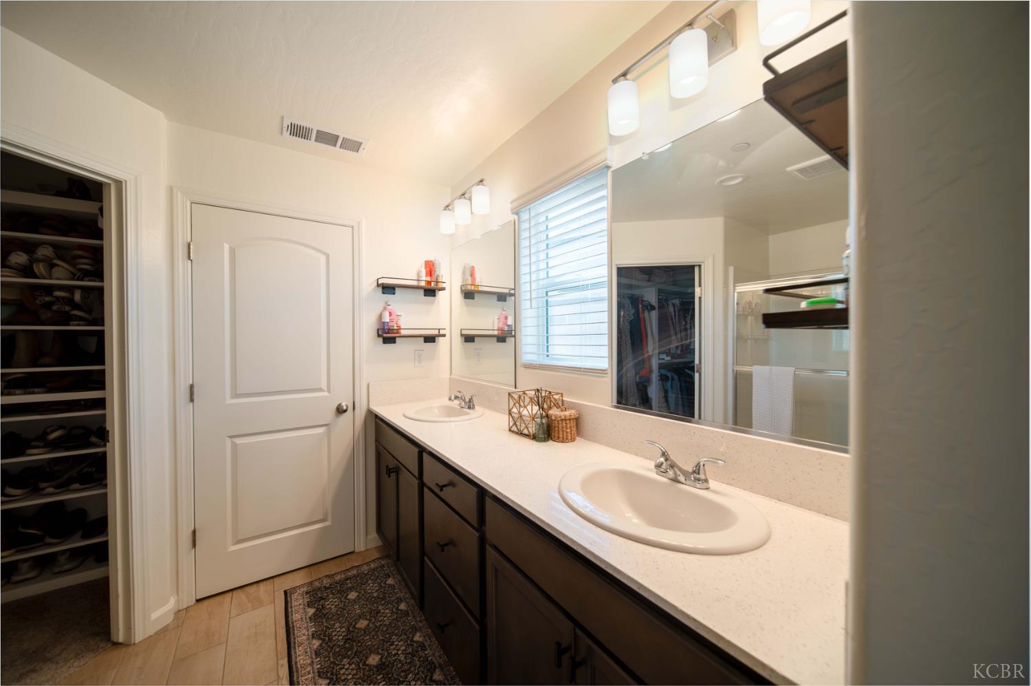 1360 W Angus Ct, Hanford, CA 93230