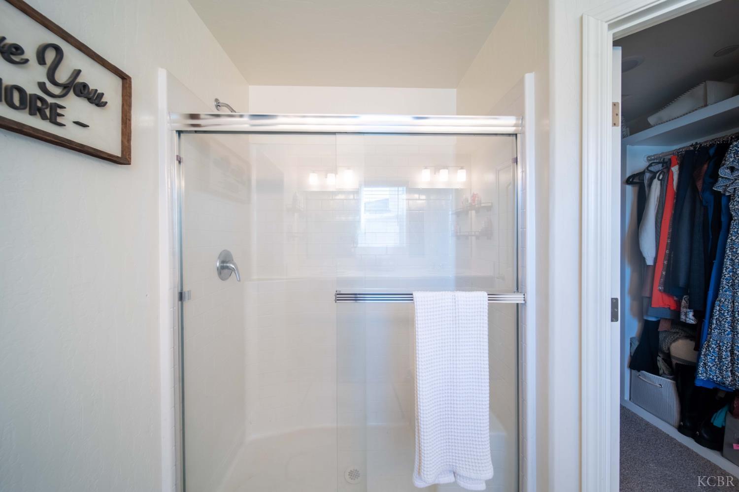 1360 W Angus Ct, Hanford, CA 93230