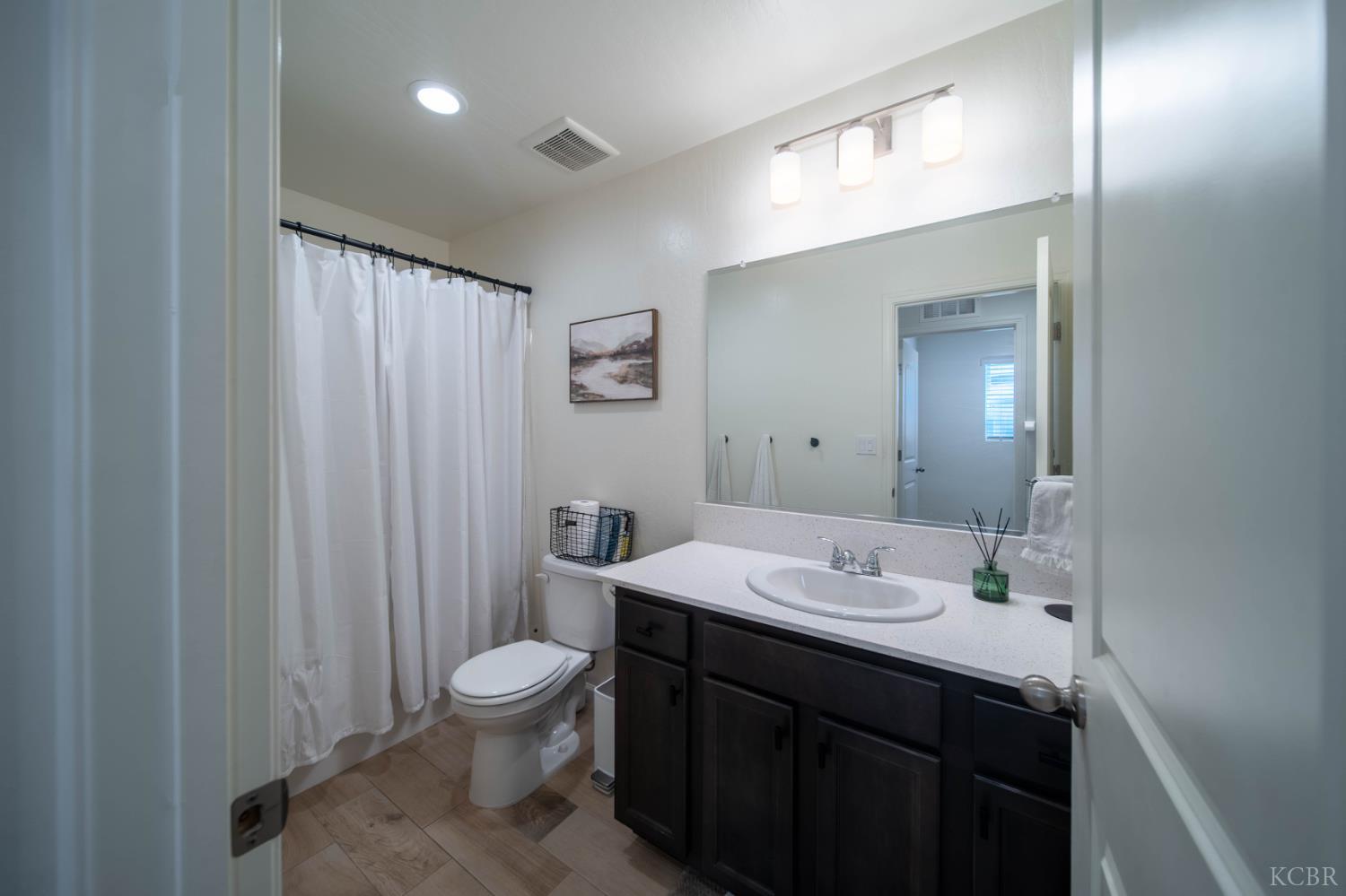 1360 W Angus Ct, Hanford, CA 93230