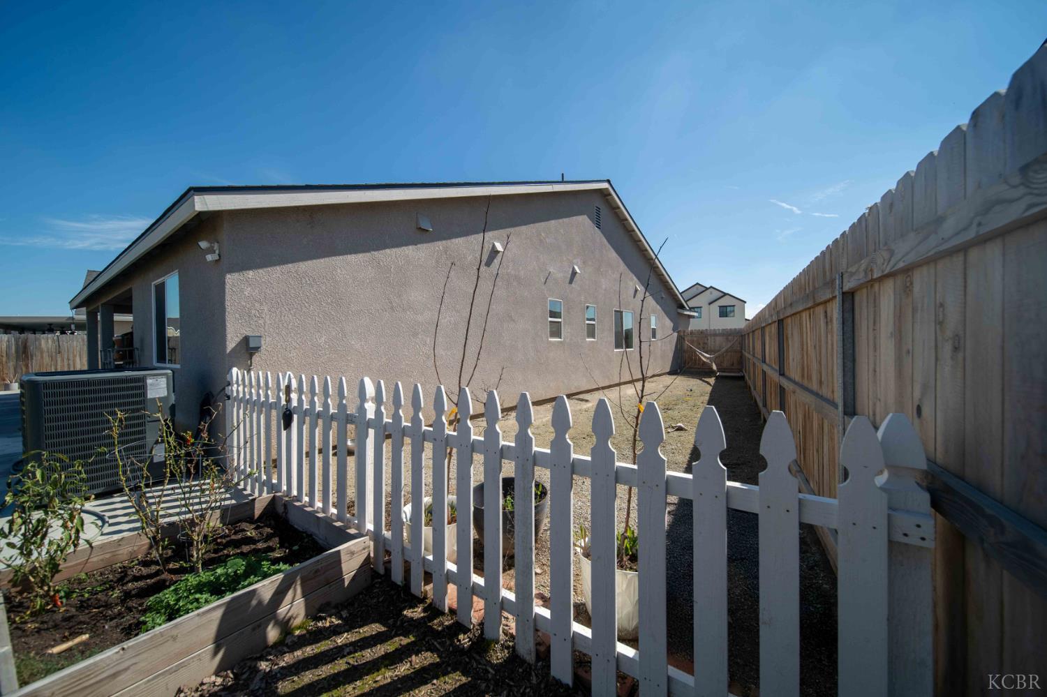 1360 W Angus Ct, Hanford, CA 93230