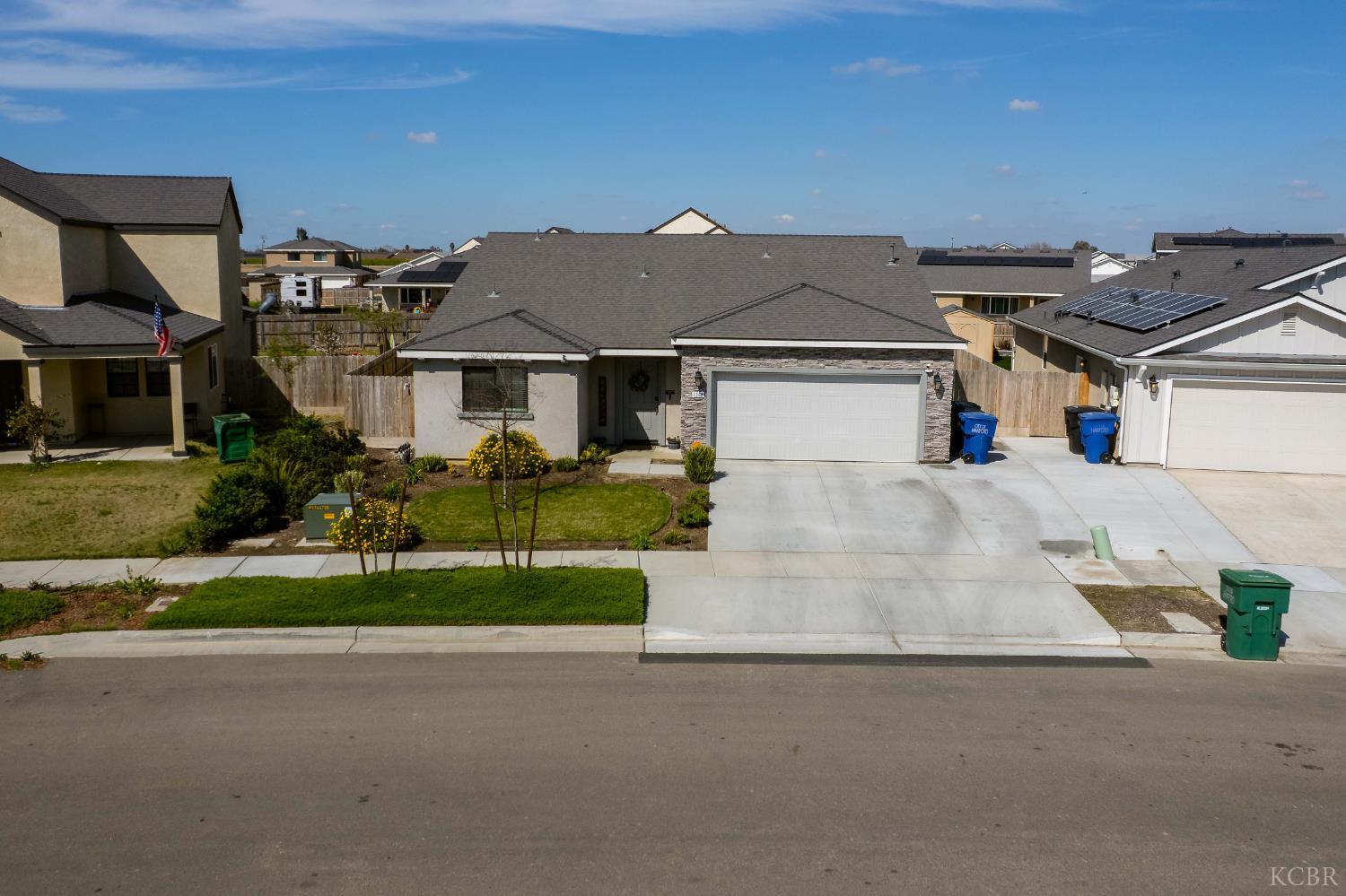 1360 W Angus Ct, Hanford, CA 93230