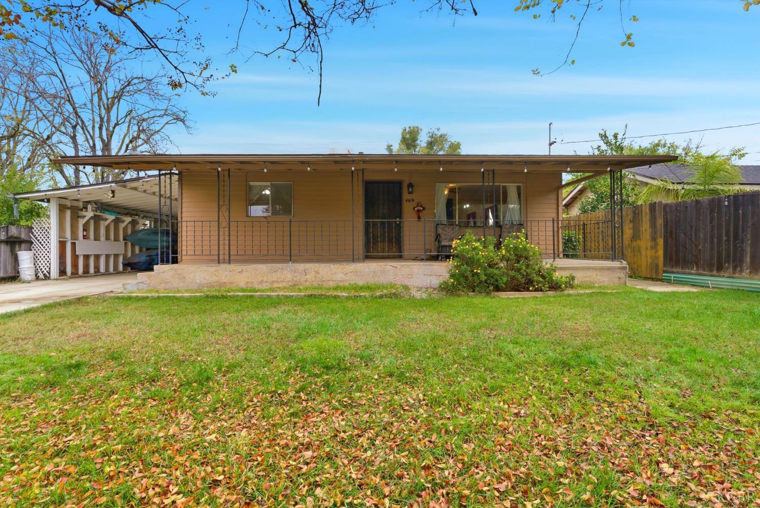 469 Pomgranate St, Woodlake, CA 93286