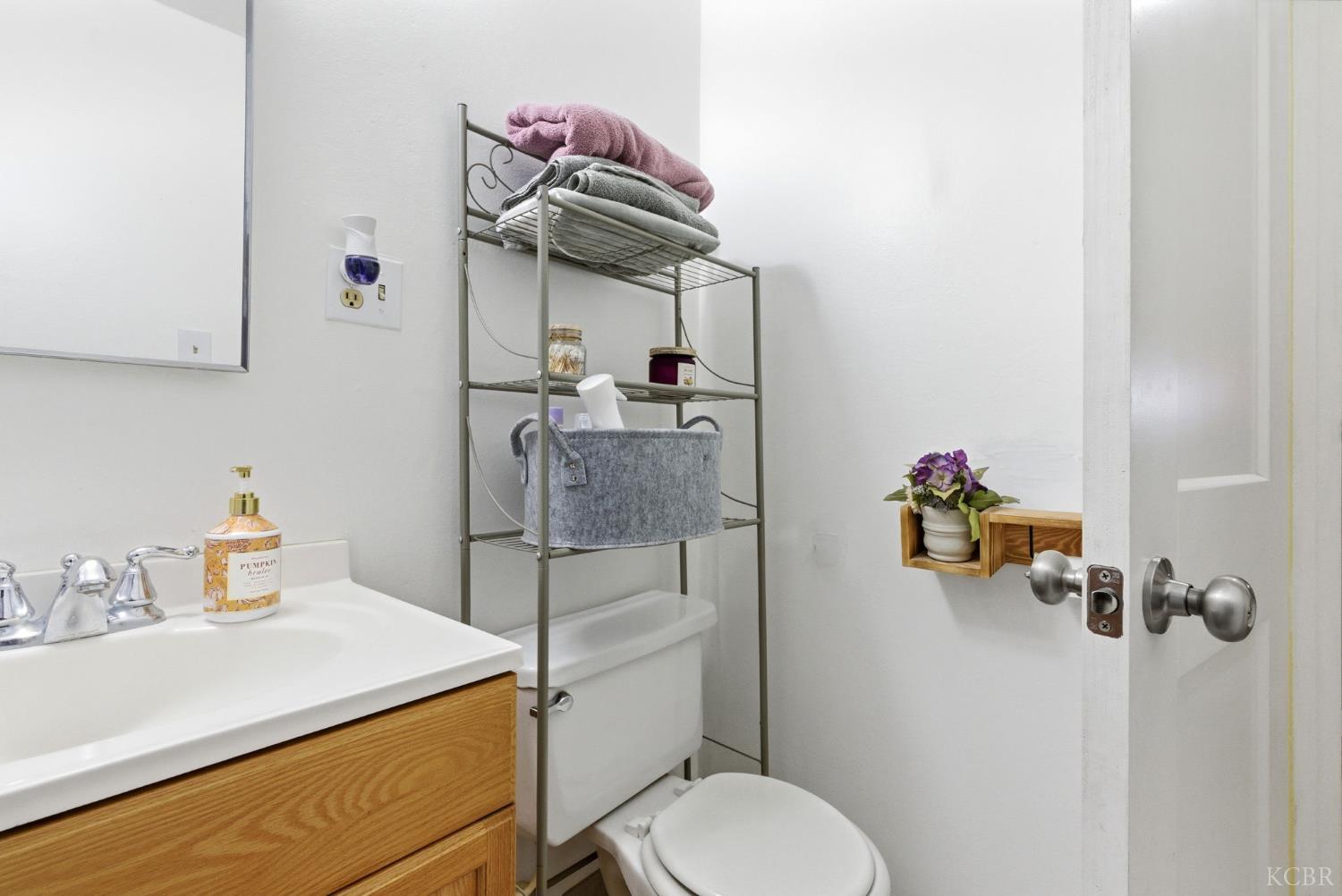 469 Pomgranate St, Woodlake, CA 93286