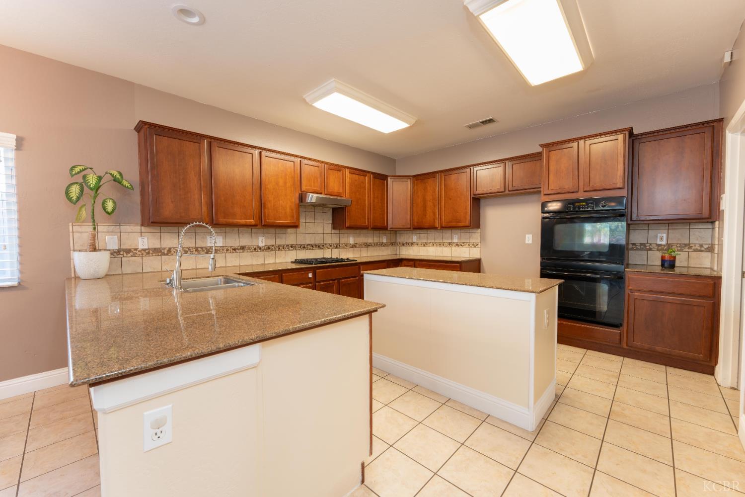 2945 S Arkle St, Visalia, CA 93292